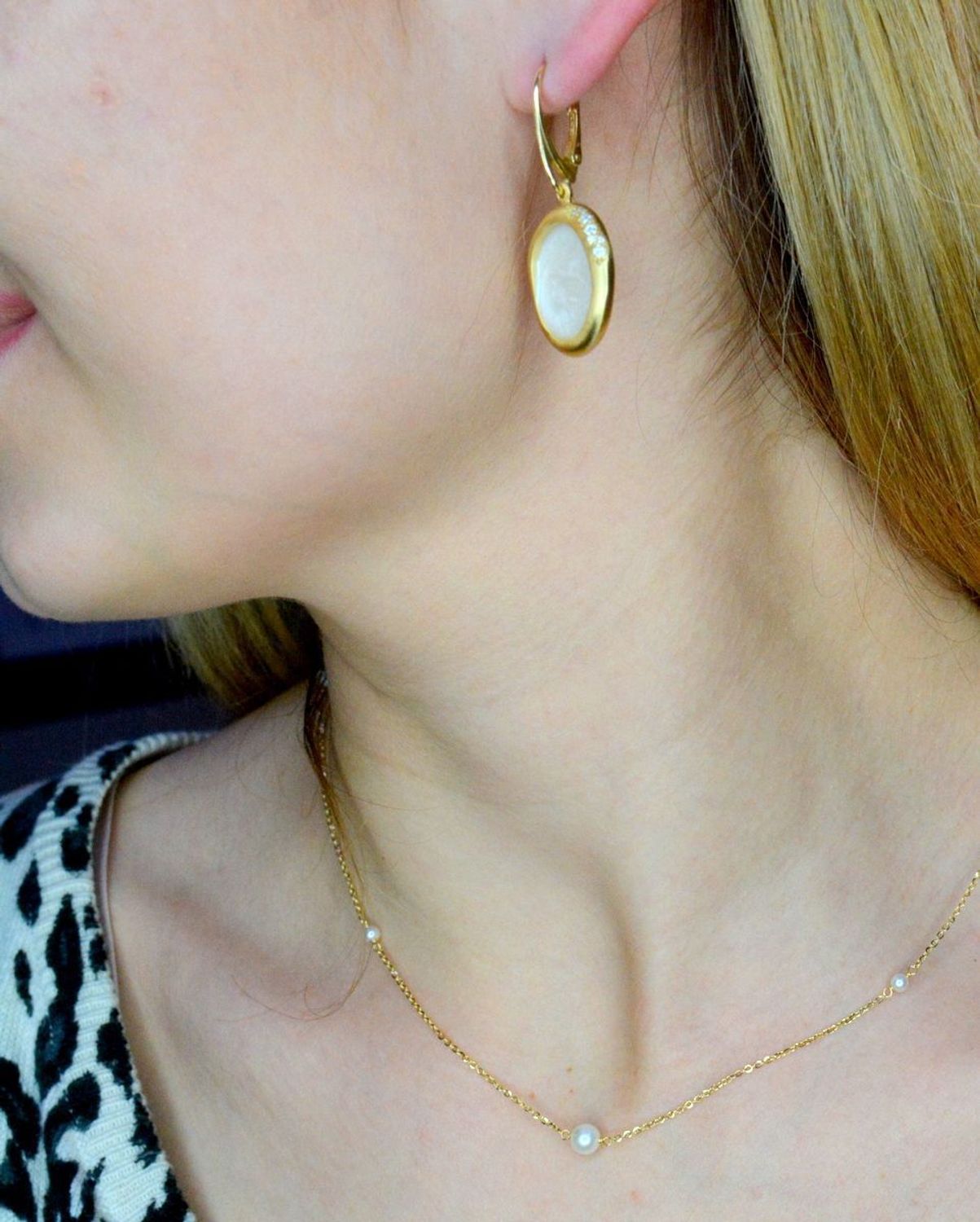 Srebrne kolczyki wiszące pozłacane z masą perłową OR AQ H4180227WH. Srebrne kolczyki okrągłe z masą perłową pozłoceniu. Kolczyki wykonane z srebra próby 925 w pozłoceniu żółtego złota. Biżuteria z masą perłową to jeden z.jpg